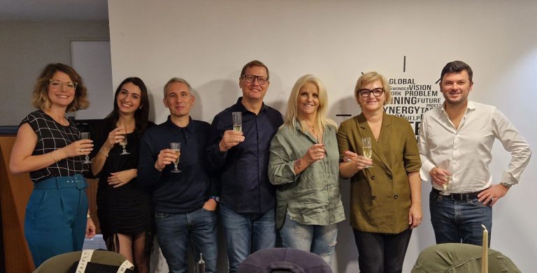 Acquéreurs et cédant du bar-tabac Blue Way de Nice, avec les équipes professionnelles