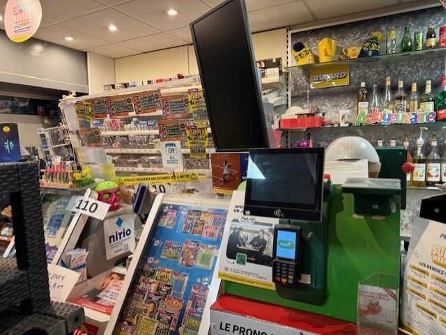 (54) A VENDRE BAR TABAC AVEC MURS ET APPARTEMENTS